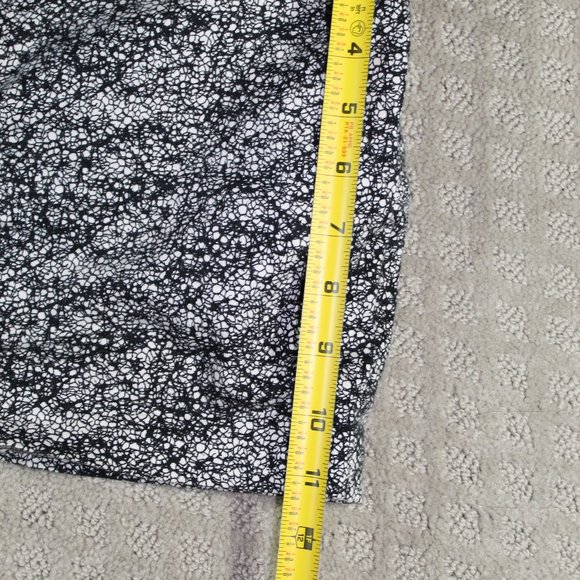 Calvin Klein Size 4 Black and White Stretch Shorts - Picture 6 of 6